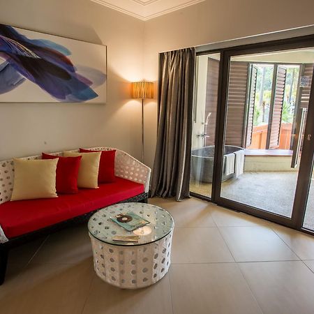 แซนด์ แอนด์ แซนเดิล เดซารู บีช รีสอร์ต แอนด์ สปา Hotel เดอซารู ภายนอก รูปภาพ A room at the hotel