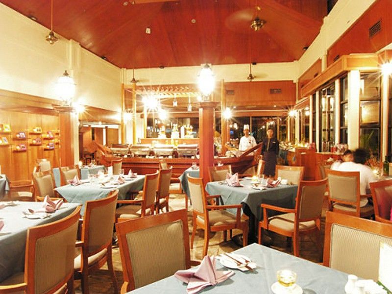 แซนด์ แอนด์ แซนเดิล เดซารู บีช รีสอร์ต แอนด์ สปา Hotel เดอซารู ภายนอก รูปภาพ Interior of a restaurant in Bangkok, Thailand