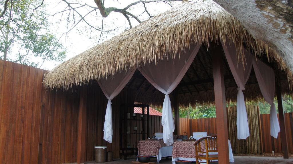 แซนด์ แอนด์ แซนเดิล เดซารู บีช รีสอร์ต แอนด์ สปา Hotel เดอซารู ภายนอก รูปภาพ A hut at the resort