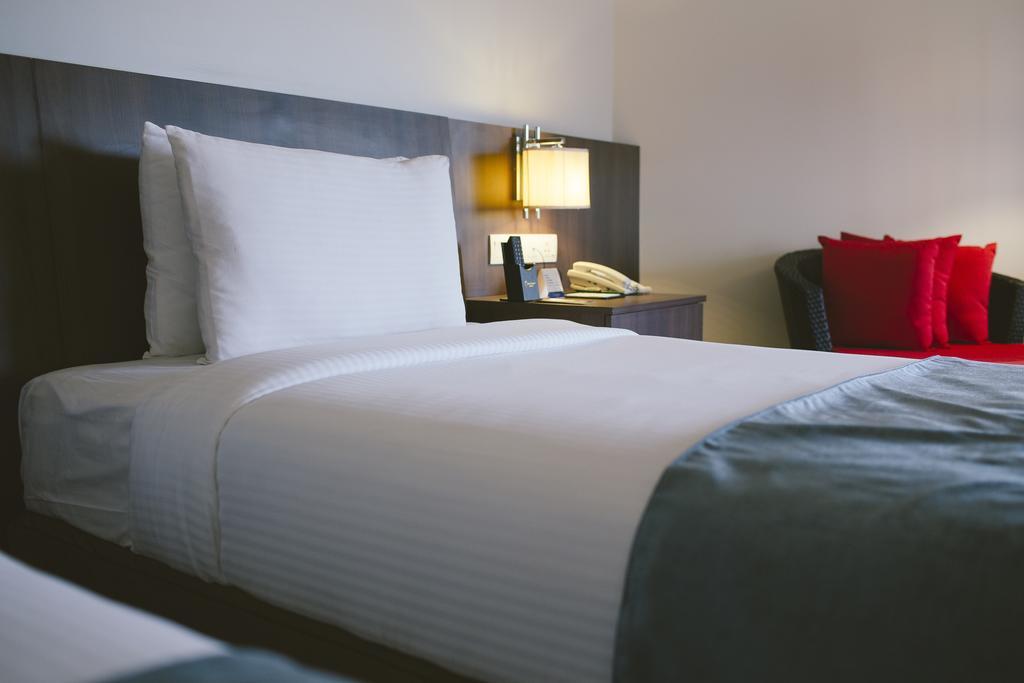 แซนด์ แอนด์ แซนเดิล เดซารู บีช รีสอร์ต แอนด์ สปา Hotel เดอซารู ภายนอก รูปภาพ A bed with a telephone