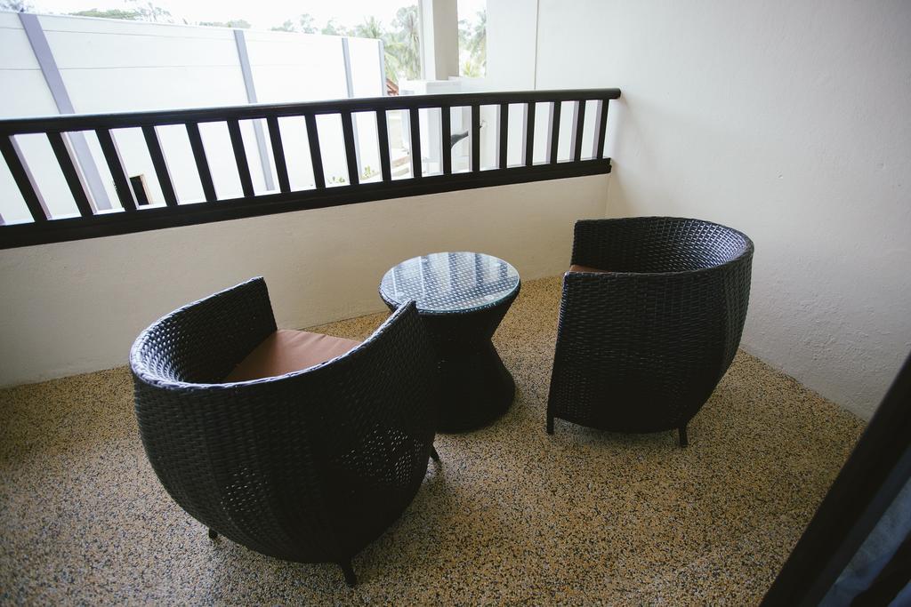 แซนด์ แอนด์ แซนเดิล เดซารู บีช รีสอร์ต แอนด์ สปา Hotel เดอซารู ภายนอก รูปภาพ A set of outdoor furniture