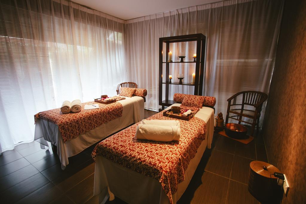 แซนด์ แอนด์ แซนเดิล เดซารู บีช รีสอร์ต แอนด์ สปา Hotel เดอซารู ภายนอก รูปภาพ A spa treatment room
