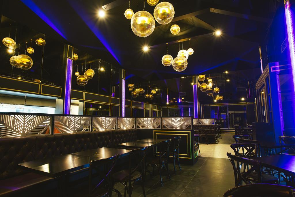 แซนด์ แอนด์ แซนเดิล เดซารู บีช รีสอร์ต แอนด์ สปา Hotel เดอซารู ภายนอก รูปภาพ Interior of the restaurant