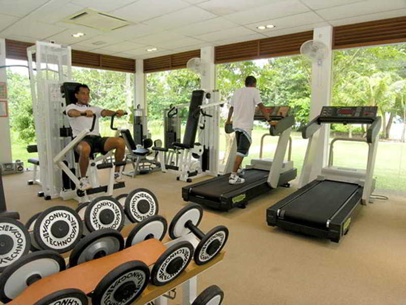 แซนด์ แอนด์ แซนเดิล เดซารู บีช รีสอร์ต แอนด์ สปา Hotel เดอซารู ภายนอก รูปภาพ A gym at a resort