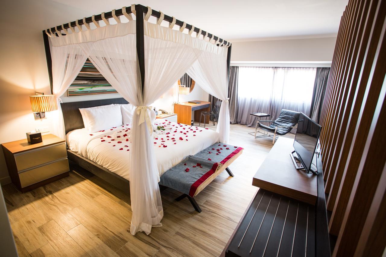 แซนด์ แอนด์ แซนเดิล เดซารู บีช รีสอร์ต แอนด์ สปา Hotel เดอซารู ภายนอก รูปภาพ A room at the hotel