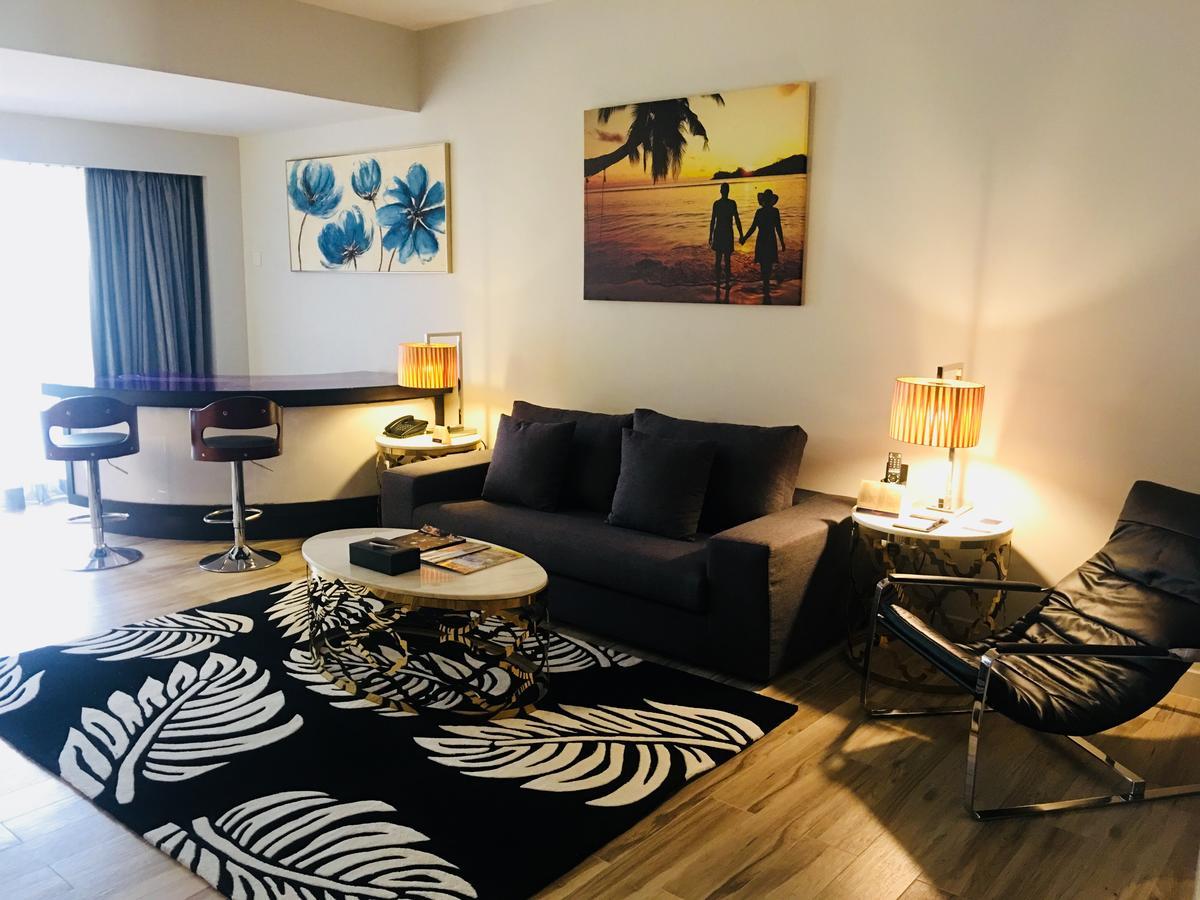 แซนด์ แอนด์ แซนเดิล เดซารู บีช รีสอร์ต แอนด์ สปา Hotel เดอซารู ภายนอก รูปภาพ A living room in a hotel