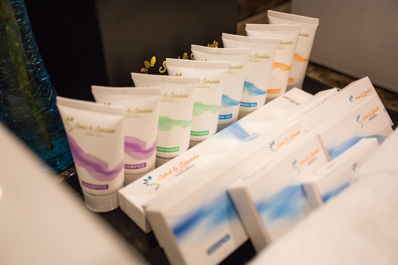 แซนด์ แอนด์ แซนเดิล เดซารู บีช รีสอร์ต แอนด์ สปา Hotel เดอซารู ภายนอก รูปภาพ A selection of products from the Pure Anada range