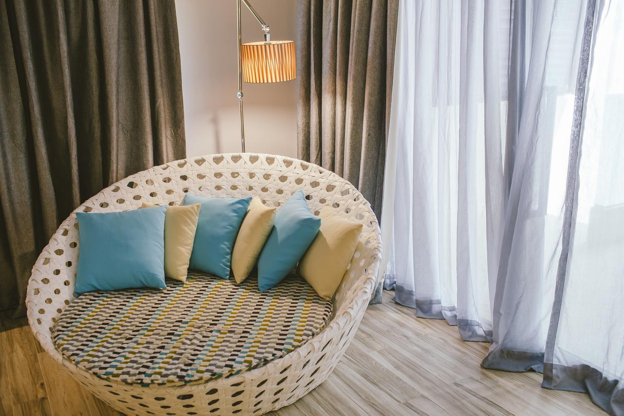 แซนด์ แอนด์ แซนเดิล เดซารู บีช รีสอร์ต แอนด์ สปา Hotel เดอซารู ภายนอก รูปภาพ A room at the hotel
