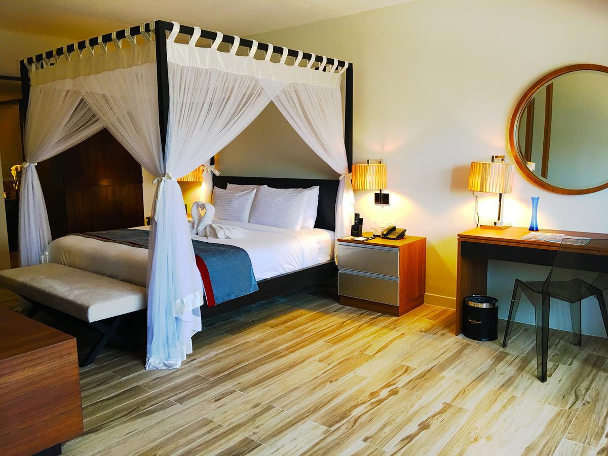 แซนด์ แอนด์ แซนเดิล เดซารู บีช รีสอร์ต แอนด์ สปา Hotel เดอซารู ภายนอก รูปภาพ A room at the hotel
