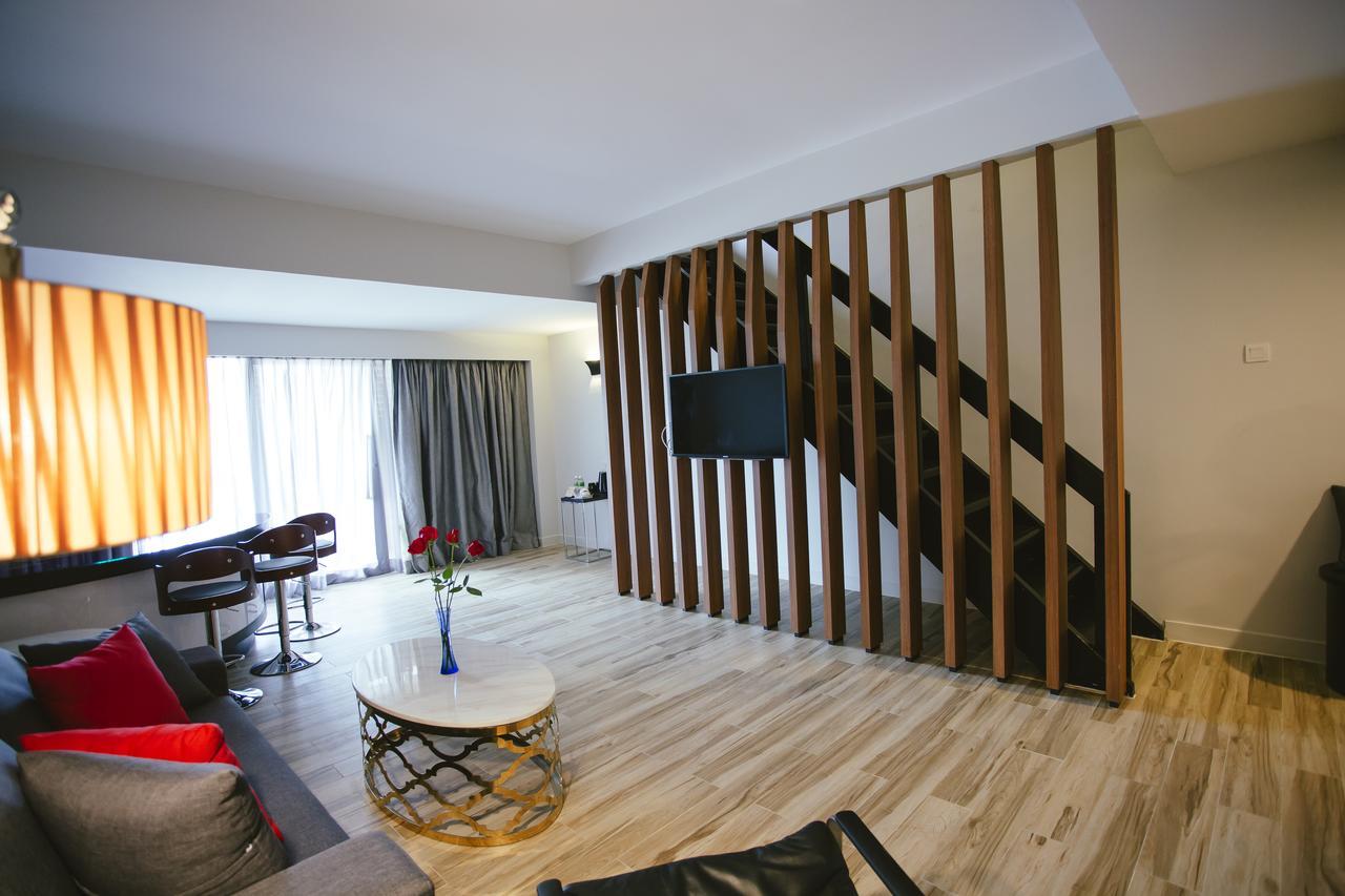 แซนด์ แอนด์ แซนเดิล เดซารู บีช รีสอร์ต แอนด์ สปา Hotel เดอซารู ภายนอก รูปภาพ A room at the hotel