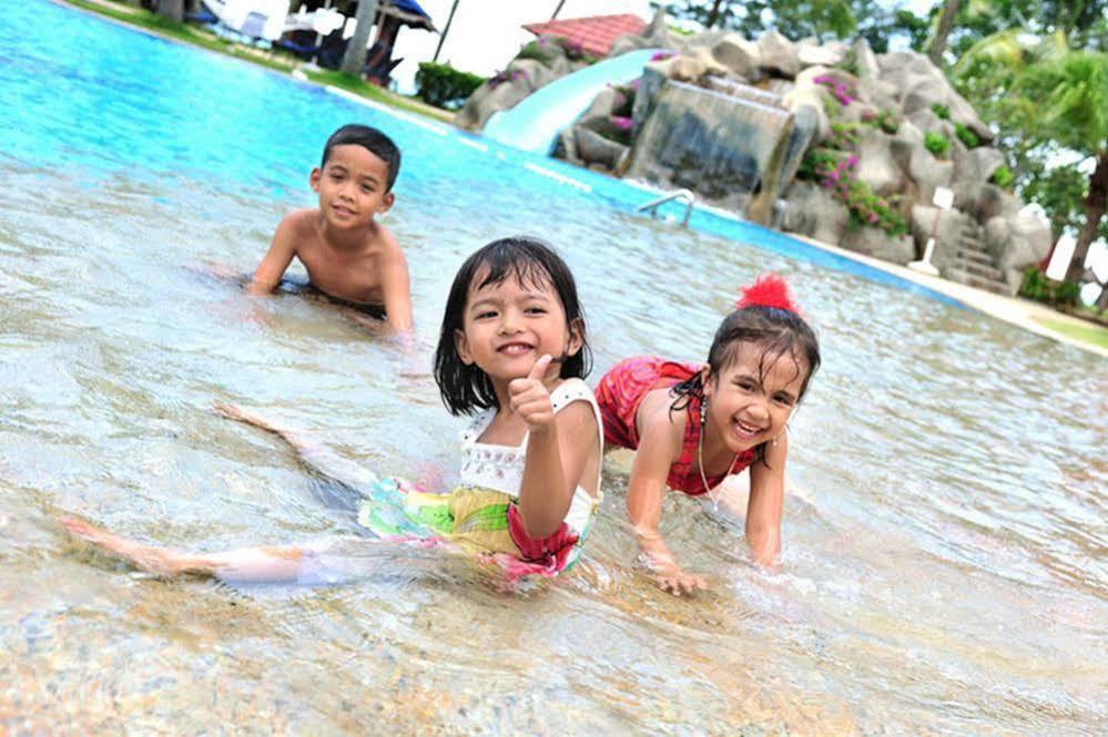 แซนด์ แอนด์ แซนเดิล เดซารู บีช รีสอร์ต แอนด์ สปา Hotel เดอซารู ภายนอก รูปภาพ Children playing at a water park