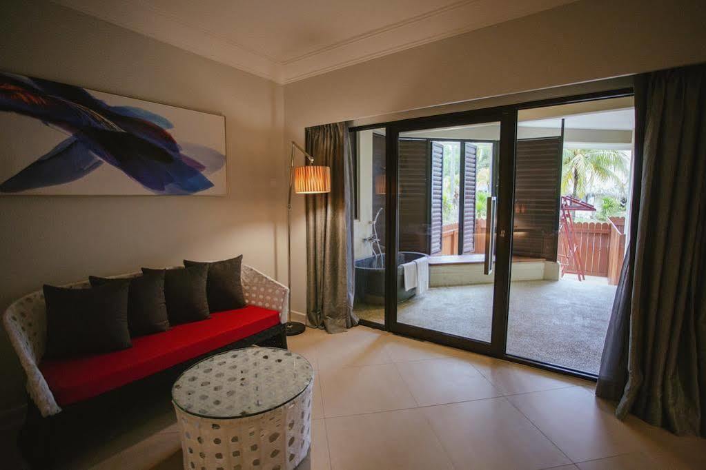 แซนด์ แอนด์ แซนเดิล เดซารู บีช รีสอร์ต แอนด์ สปา Hotel เดอซารู ภายนอก รูปภาพ A room at the resort