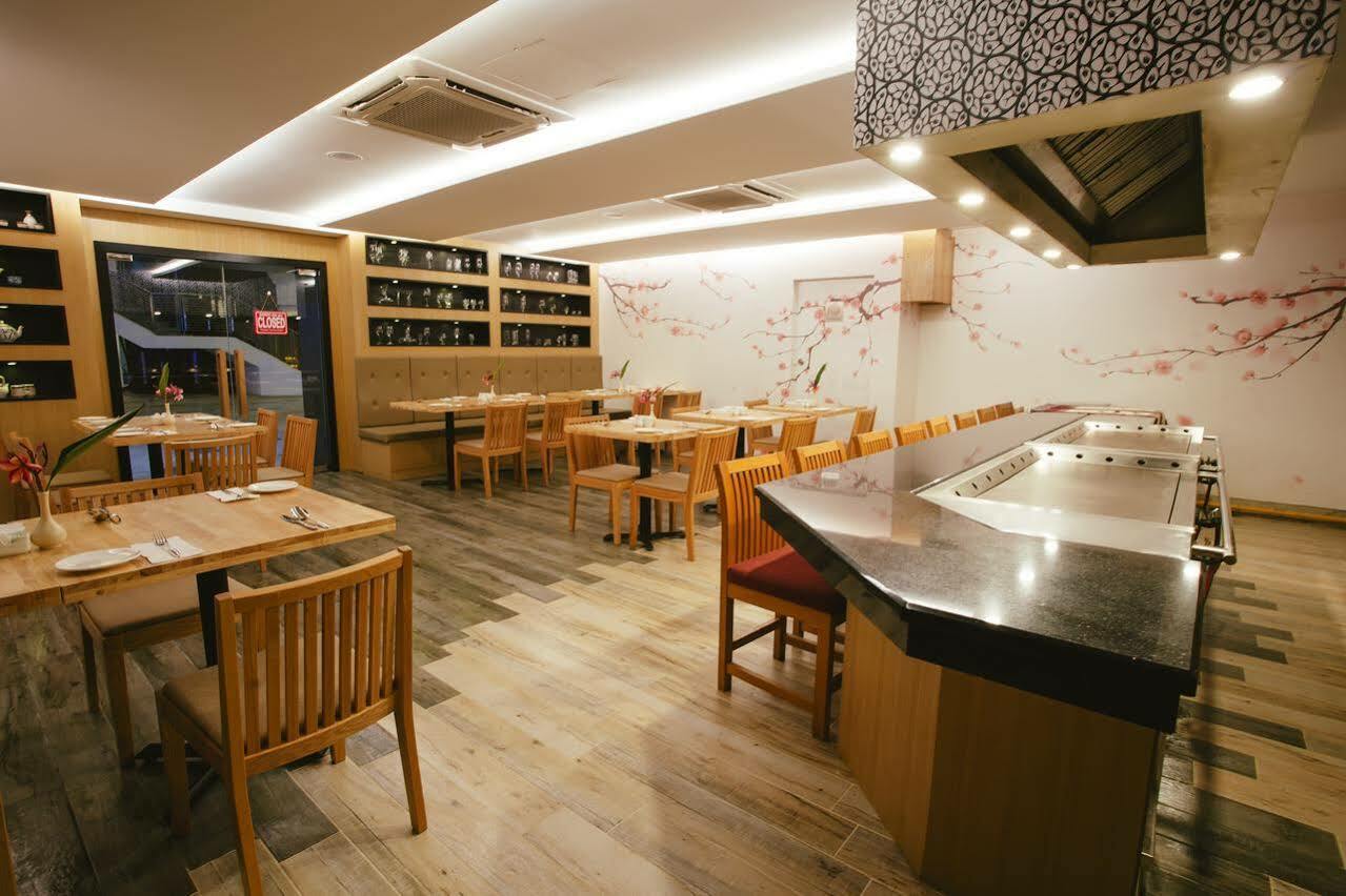 แซนด์ แอนด์ แซนเดิล เดซารู บีช รีสอร์ต แอนด์ สปา Hotel เดอซารู ภายนอก รูปภาพ Interior of a restaurant in Hong Kong